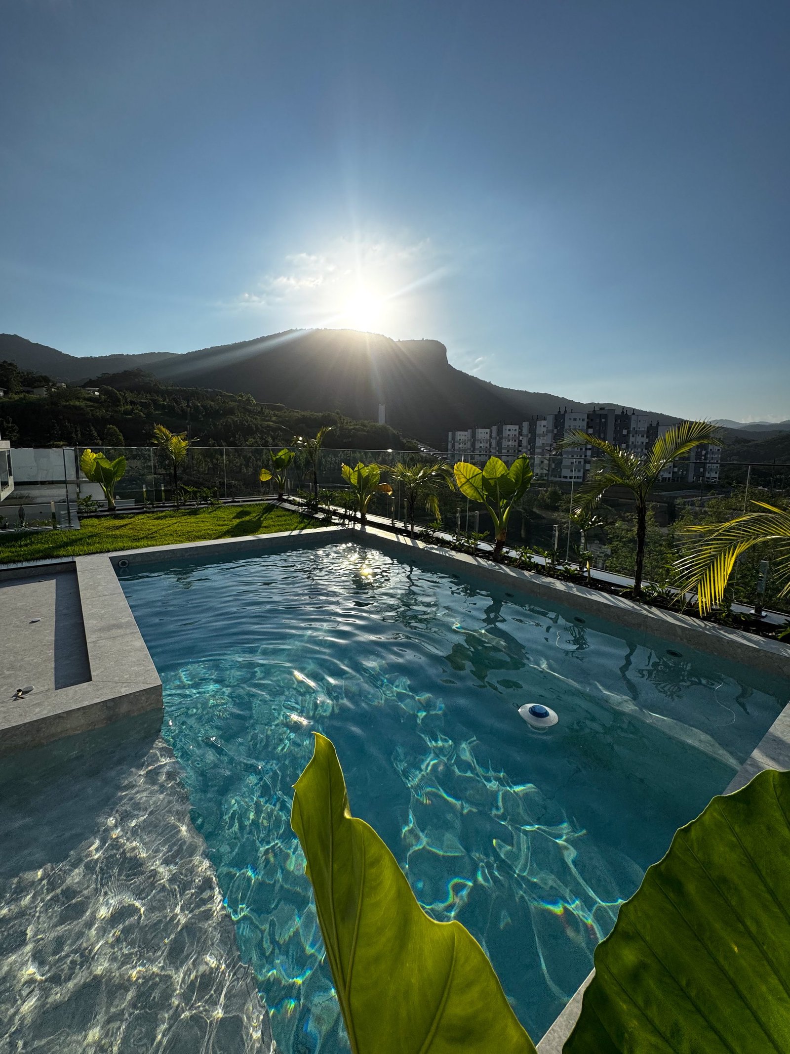 Vista panorâmica da piscina para o Morro da Pedra Branca
